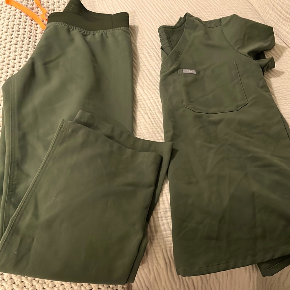 FIGS scrub set Olive green. Like new!